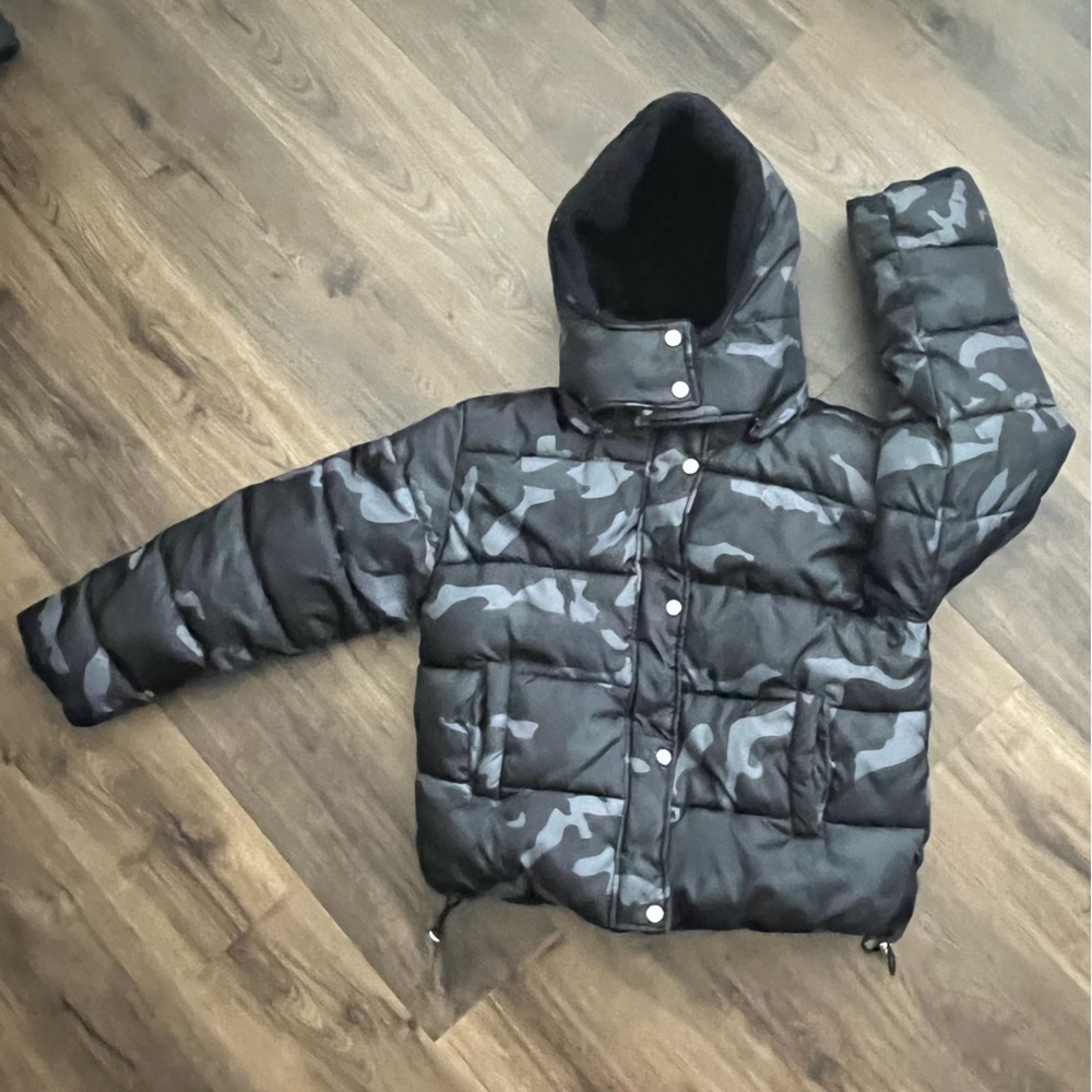 Camo reversible winter puffer jacket. Removable hood size medium great condition